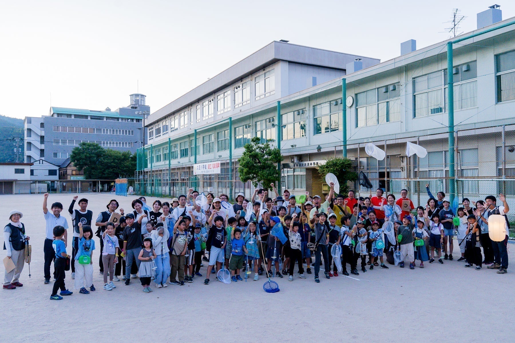 校庭が、夜の探究フィールドに変わった日。|小学校で初めて実施した、ひろしまセミの観察Session